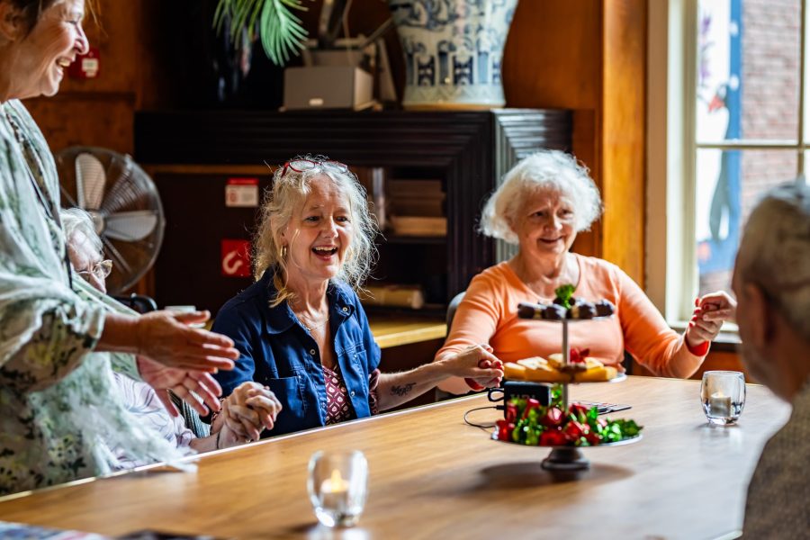 Golden years Oldenbarnevelt bewoonsters met zorgteam