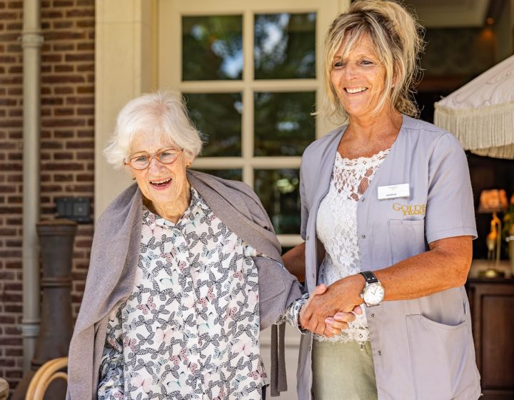 Golden years de negen linden bewoonster en zorgteam buiten