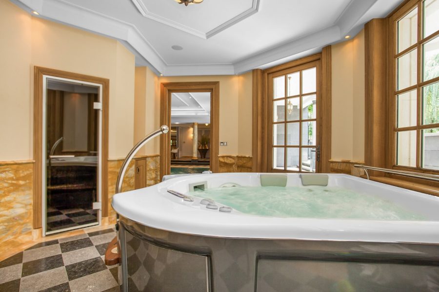 Golden years de negen linden jacuzzi