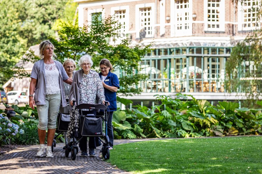 Golden years de negen linden bewoner met zorgteam